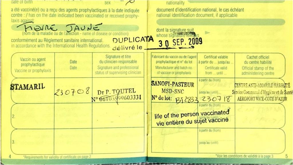 Une seringue avec le vaccin contre la fièvre jaune