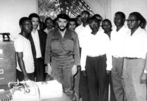 Visite d'Ernesto Che Guevara au bureau du MPLA en 1965
